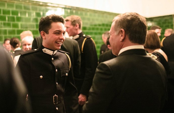 الملك لولي العهد: تذكرني بأيام العسكرية