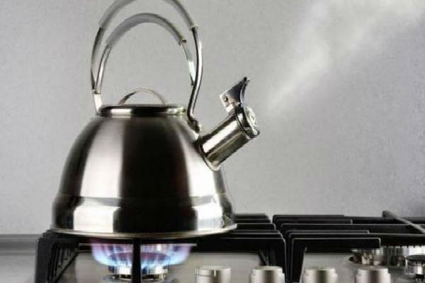 خبراء يحذرون من غلي الماء مرتين