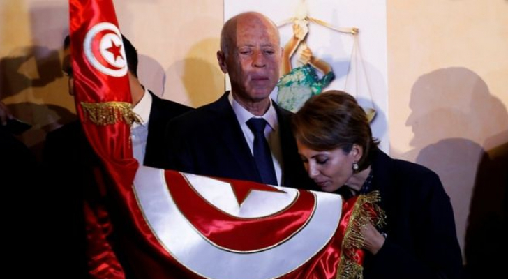 الرئيس التونسي يبدأ بزوجته القاضية: إجازة