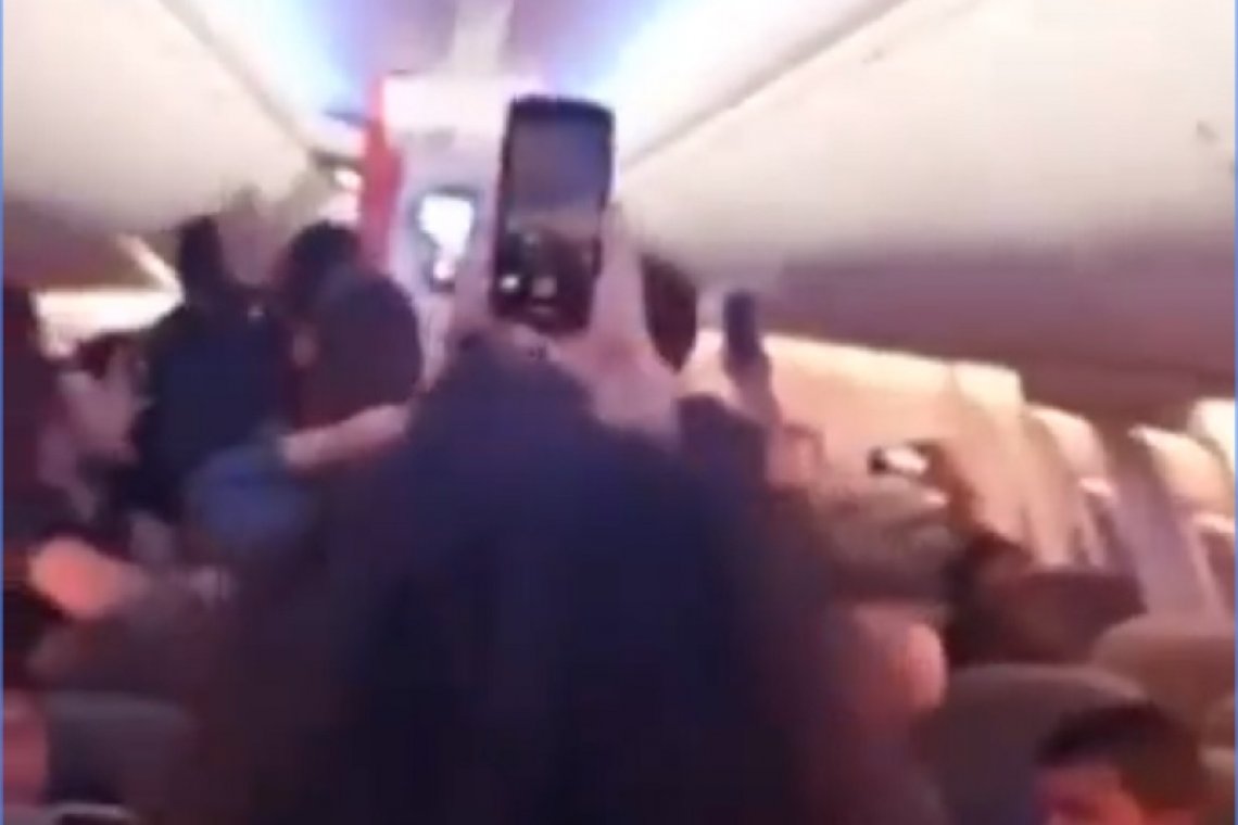 بالفيديو.. ثورة على متن طائرة عائدة