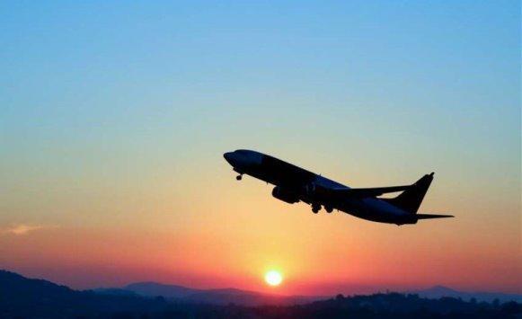 هاتف يجبر طائرة على تغيير مسارها