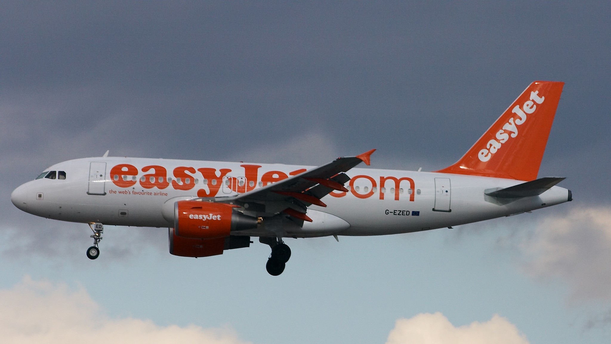 الحكومة تعلن استئناف الرحلات الجوية لـ