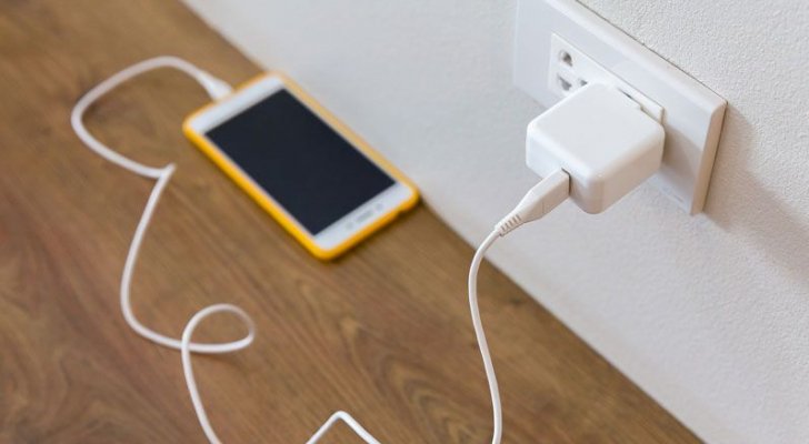 شاحن جوال يحرق منزلا في السعودية