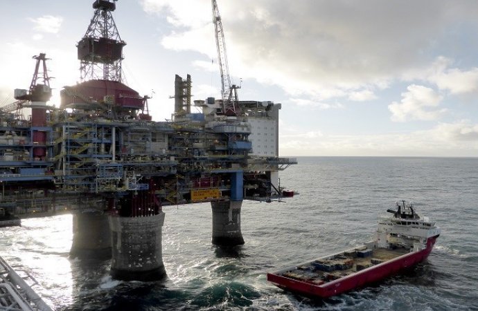 أسعار النفط تتجه للانخفاض في أسيا