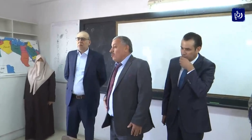 ابو يامين يقوم بجولة تفقدية لمدرسة