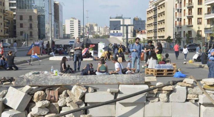 اللبنانيون يواصلون احتجاجاتهم المطالبة برحيل حكومة