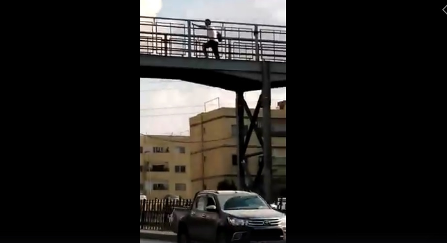 شجاعة شاب تحول دون انتحار اخر