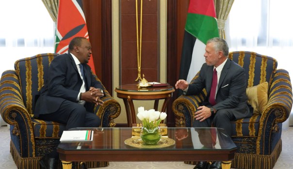 الملك يلتقي مع الرئيس الكيني