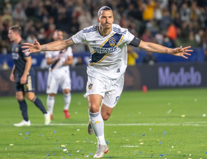 إبراهيموفيتش يفجر مفاجأة في عمر 38