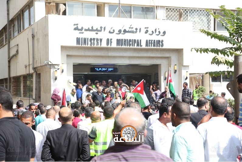 تعليق اعتصام العاملين في البلديات إثر