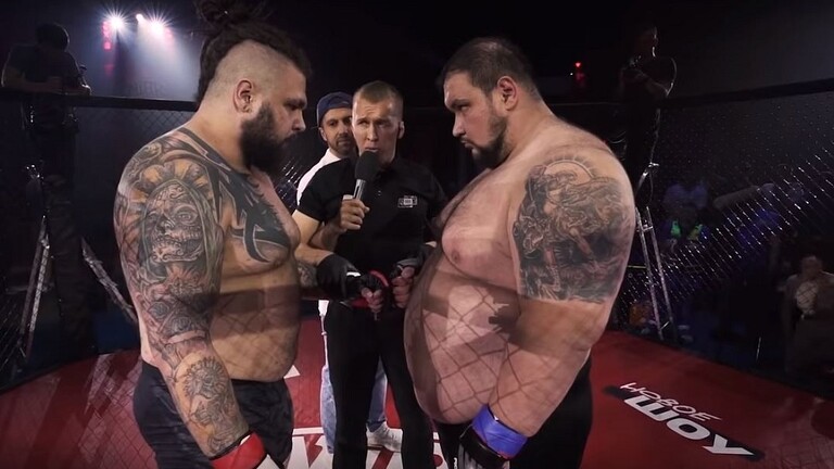 مقاتل ضخم وزنه 212 كغم يهزم