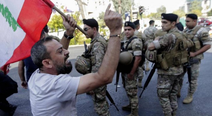 الجيش اللبناني يدعو المتظاهرين لفتح كل
