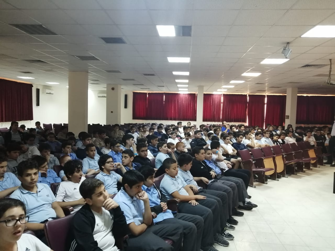 محاضرة في مدرسة بنين الجبيهة في