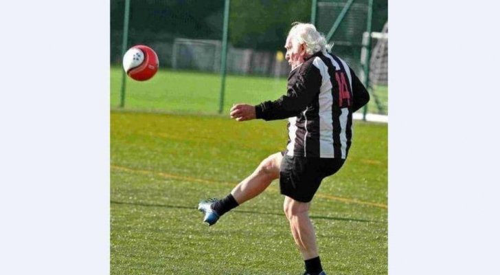 عمره 84 عاما ويبحث عن ناد