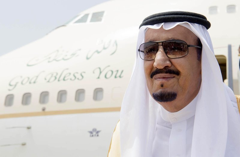 خادم الحرمين يغادر الرياض متوجها الى