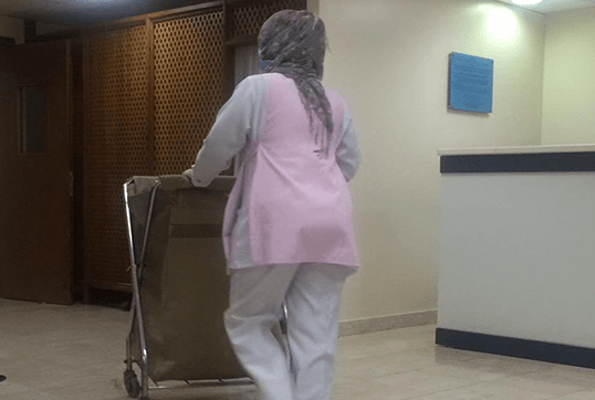 طالبة جامعية تتحدى المجتمع بالعمل ’عاملة