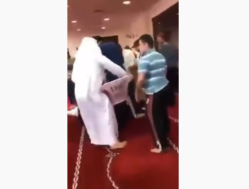 بالفيديو.. شخص يهدد بتفجير قنبلة بمسجد