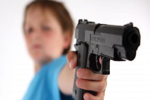 طفل يصيب نفسه «بطلقة» في الوجه