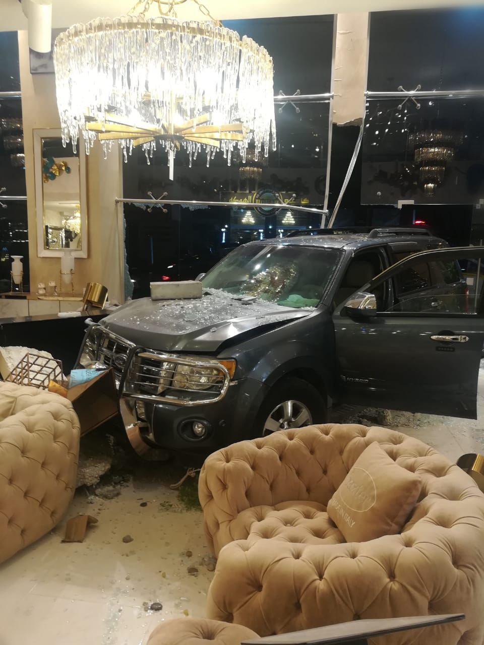 مركبة تقتحم محل اثاث في العاصمة