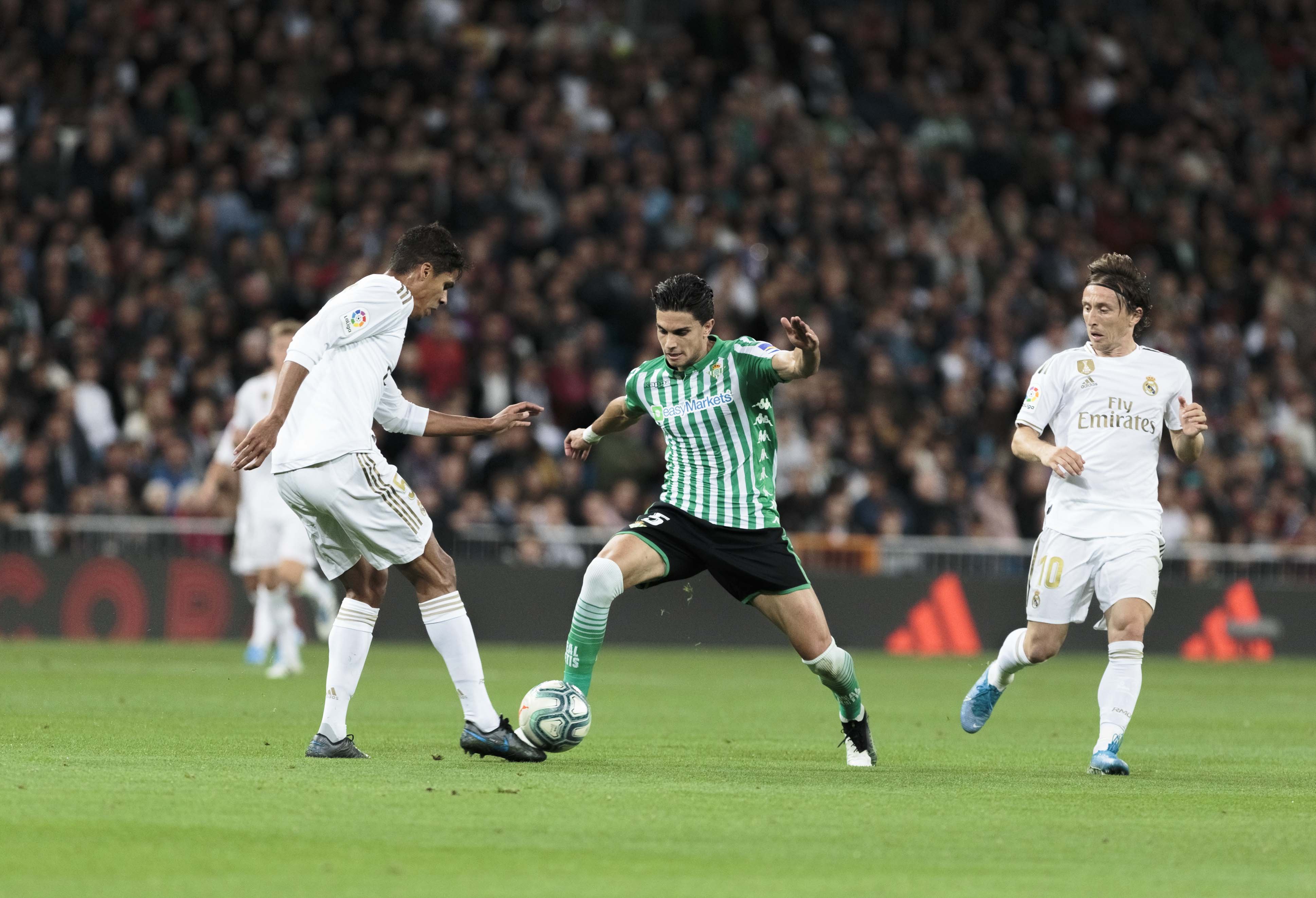 ريال مدريد يرفض هدية برشلونة ويسقط