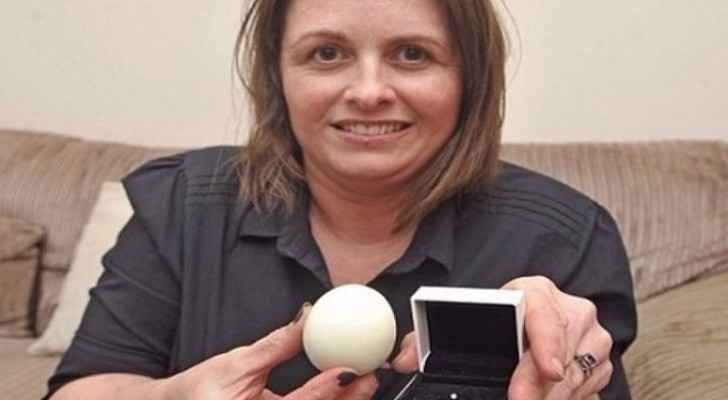 بريطانية تعثر على ماسة داخل بيضة