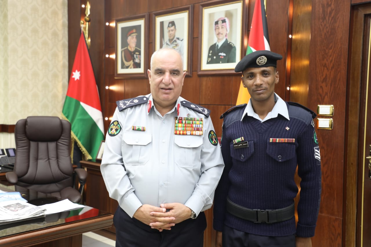 رقيب دفاع مدني ينقذ عائلة في