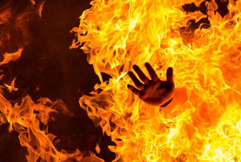 شاب يضرم النار بنفسه في اربد