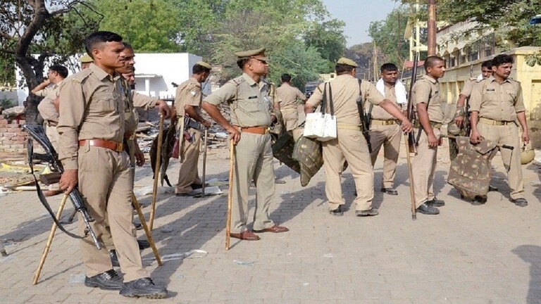 بالفيديو.. شخص ينقذ طفلة من الدفن