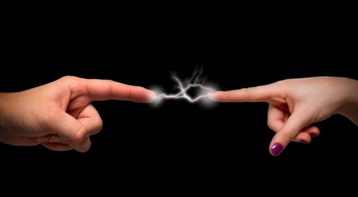 أسباب التكهرب عند لمس الأجسام.. وما