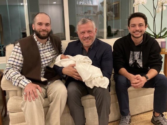 الملك وولي العهد يهنئان الأمير هاشم