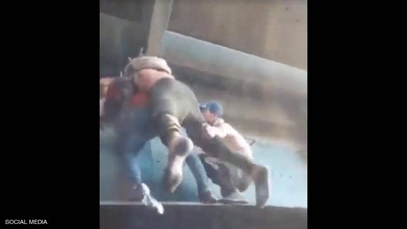 حملوه في وضعية صعبة.. بطولة متظاهرين