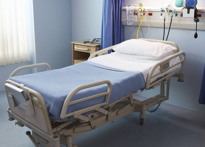 موقوف يعتدي على الكوادر الطبية في