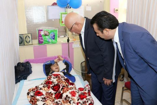 سقوط باب على طالب اثناء تنظيفه