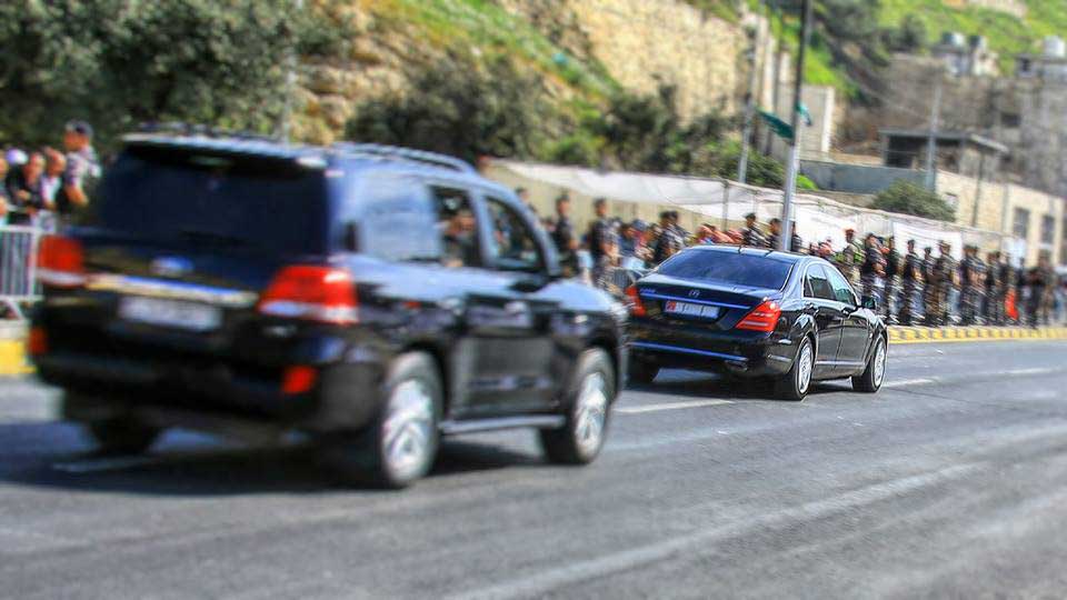 الملقي ’طاير‘ بالسيارة الجديدة (صورة)