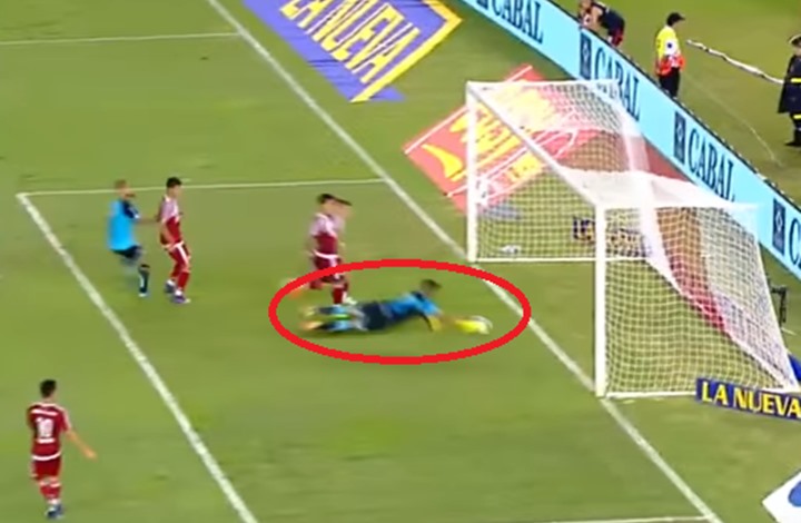 حارس يبهر العالم بتصد خرافي بالدوري