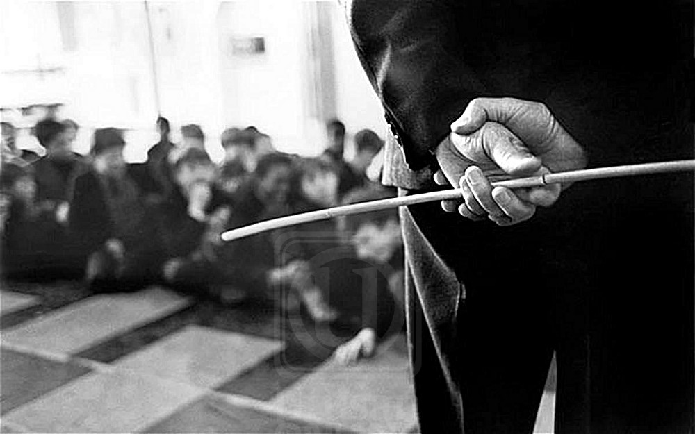 معلم يضرب طالبا في الكرك ويصيبه