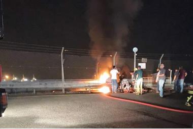 4 اصابات بحريق داخل رصيف النفط