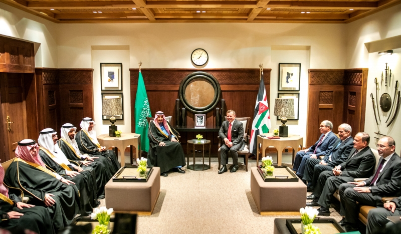 الملك وخادم الحرمين الشريفين يعقدان لقاء
