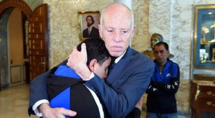 بالقبلات والأحضان .. الرئيس التونسي يستقبل