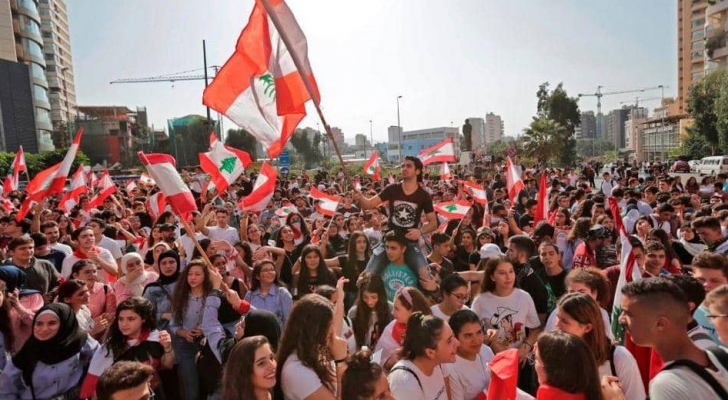 اللبنانيون يواصلون مظاهراتهم.. واحتجاجات أمام منازل