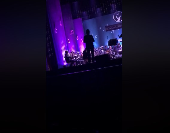 بالفيديو.. . رد فعل مطرب مصري