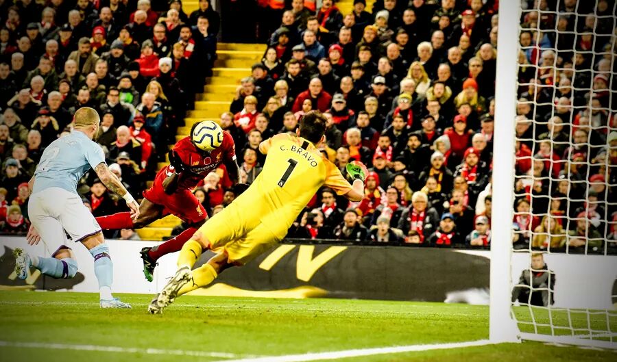 ليفربول يقهر السيتي ويطير بصدارة البريميرليج