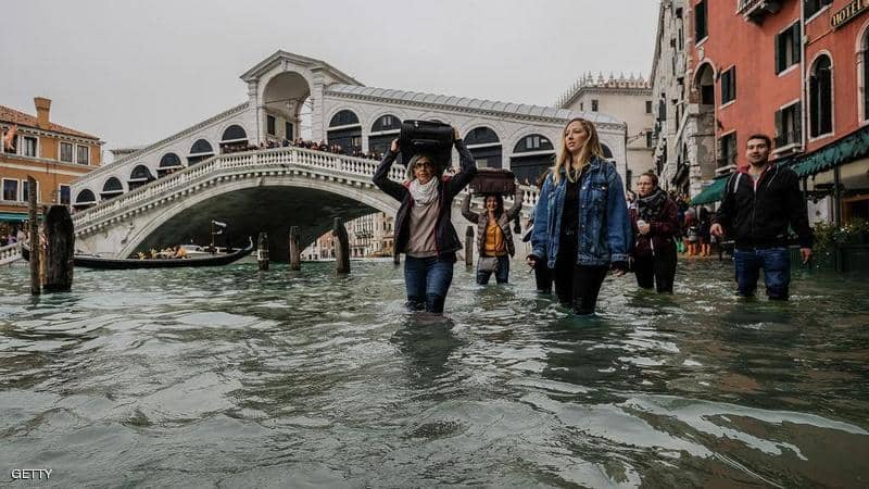 فيضانات «تاريخية» تغرق البندقية.. وحل واحد