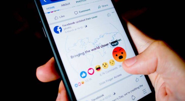 ثغرة في الفيسبوك تسمح للكاميرا بالتصوير