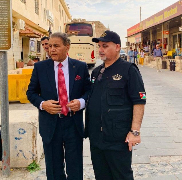 ماذا يفعل الفنان سعدون جابر في