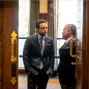 الملك وولي العهد يتلقيان برقيات من