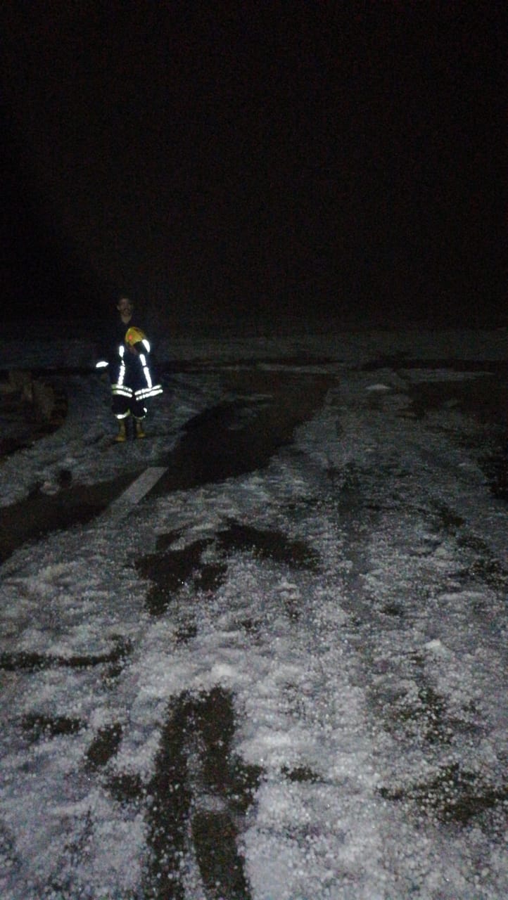 الدفاع المدني يساعد 10 أشخاص حاصرتهم