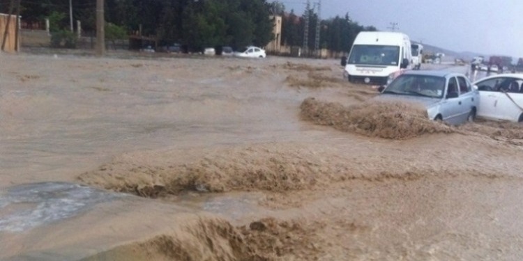 الدفاع المدني يؤمن 42 شخصا حاصرتهم