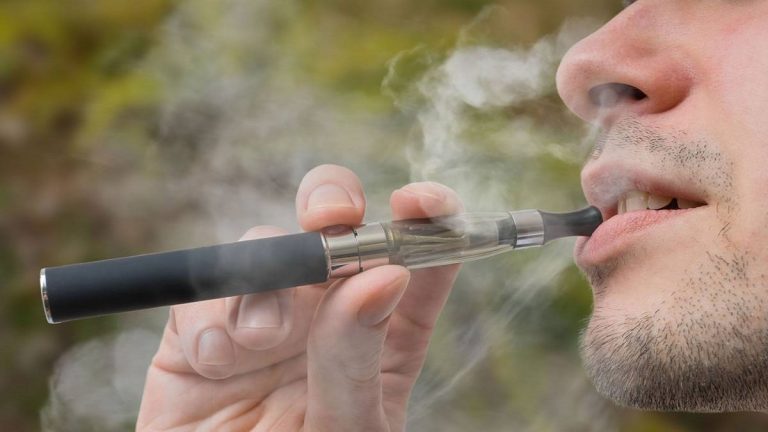 بعد وفاة 42 شخصا.. أبل تحظر