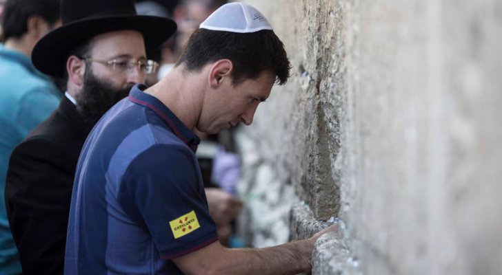 ميسي يقود منتخب بلاده للعب في